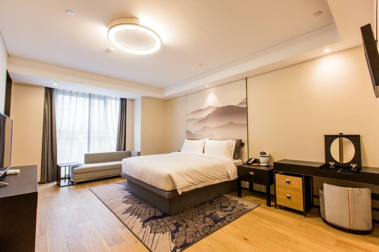 Howard Johnson By Wyndham Life Zhuoyuan Ningbo Esterno foto